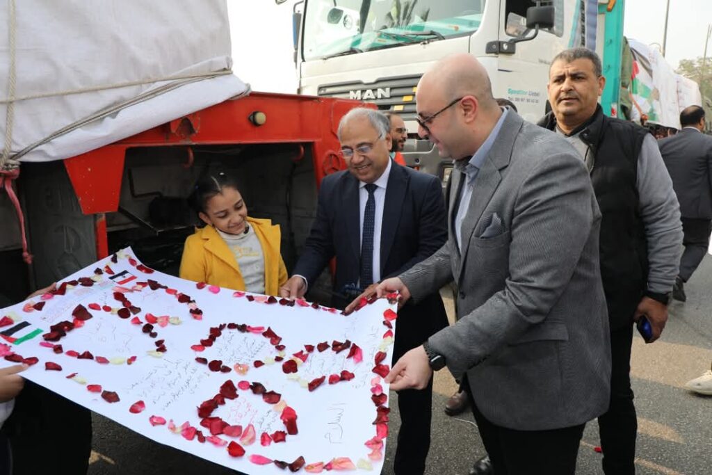 طفلة ترسل لافتة مع قافلة إغاثية من بني سويف لقطاع غزة