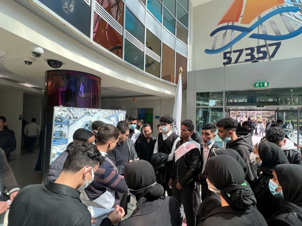 طلاب جامعة بني سويف الأهلية في زيارة لمستشفي الأطفال 57357