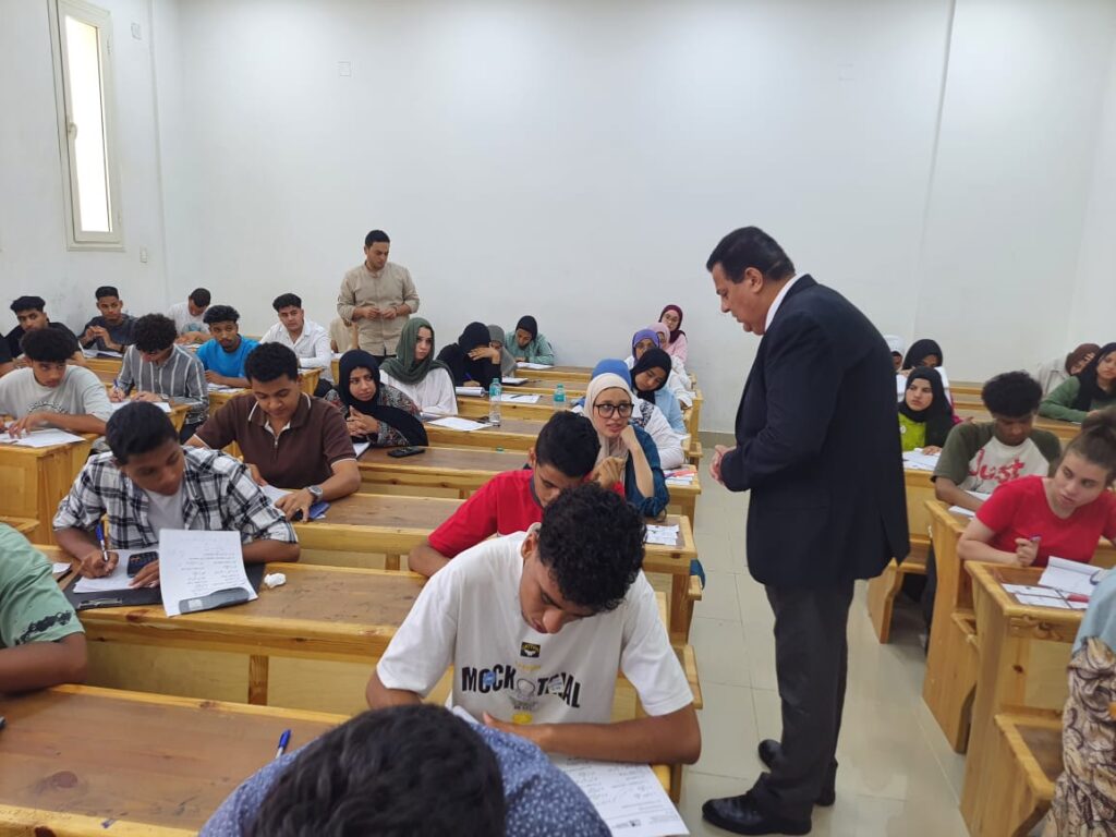 رئيس جامعة بني سويف التكنولوجية يتفقد سير امتحانات الفصل الدراسي الثاني