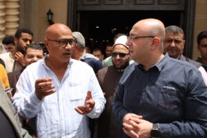 عقب أدائه صلاة الجمعة بمسجد الرضا.. محافظ بني سويف يلتقى عددا من المواطنين ويستمع لمطالبهم
