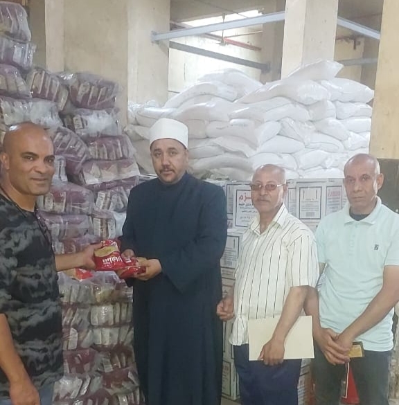 2000 شنطة سلع غذائية مهداه من الأوقاف للأسر الأولى بالرعاية في بني سويف