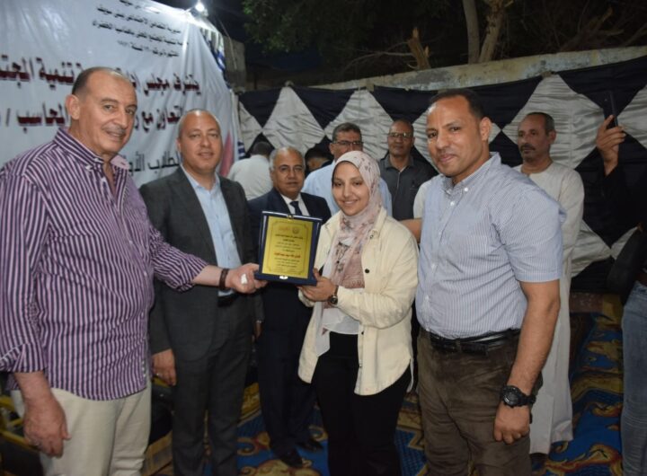 أمين الصناعة بمستقبل وطن بني سويف يكرم المتفوقين دراسياً باهناسيا الخضراء 