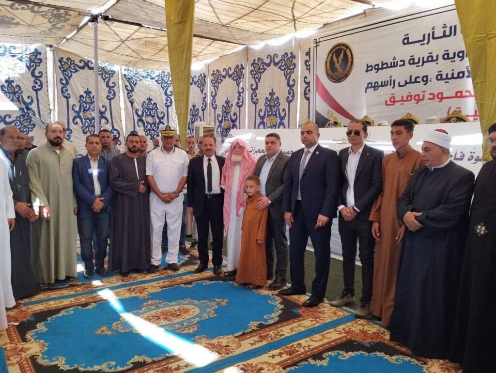 طفل يحمل الكفن.. مشهد إنساني ينهي نزاعًا في بني سويف