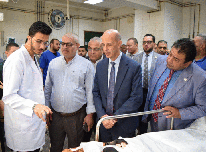 رئيس جامعة بني سويف يطمئن على الطلاب المصابين في حادث ميكروباص بطريق الفيوم