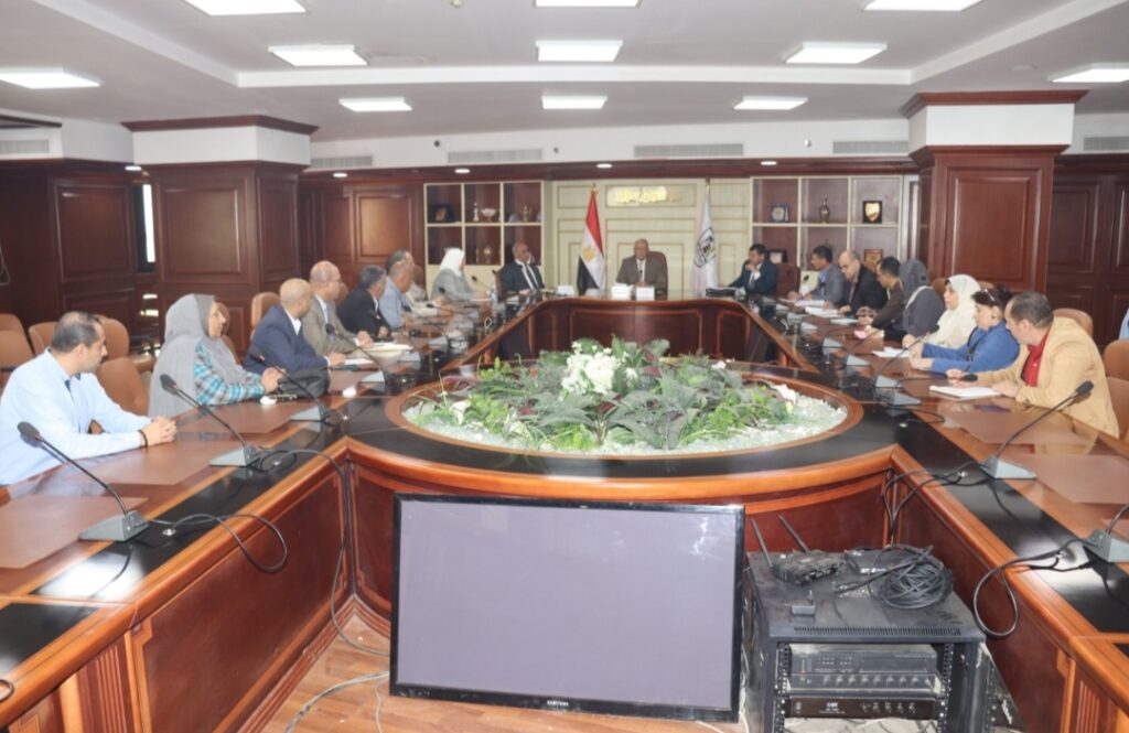 مناقشة عدد من الطلبات المقدمة من بعض المواطنين لتقنين أوضاعهم القانونية ببني سويف