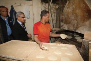 لاحظ نقص أوزان العيش.. محافظ بني سويف يغيّر خط سير جولته ويفاجئ عددًا من المخابز بالمدينة