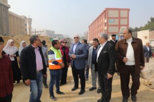 محافظ بني سويف يتابع معدلات العمل بمشروع كوبري الشاملة ويؤكد أهمية دعم كوبري المشاة بمصاعد كهربية 