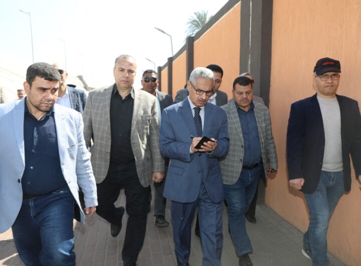 بيكتب الملاحظات بنفسه.. محافظ بني سويف يتفقد مجمع المواقف ويستمع من المواطنين عن مستوى الخدمة