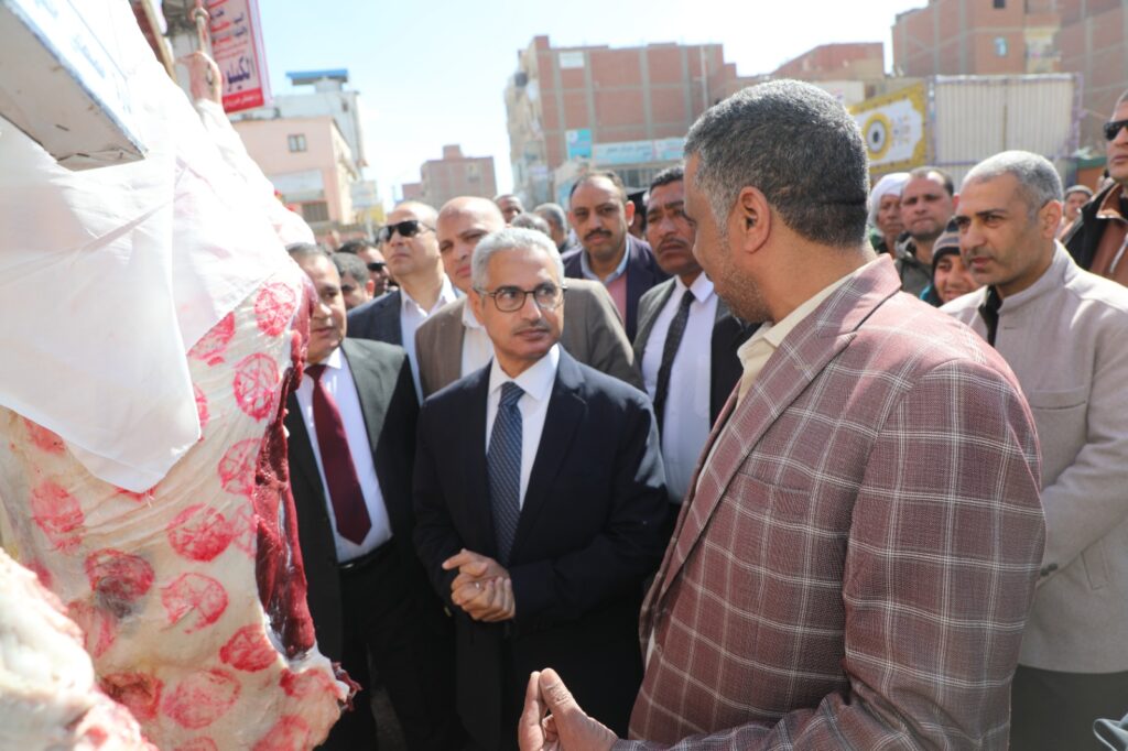 محافظ بني سويف يتفقد معرض "أهلاً رمضان" ومبادرة (سوق اليوم الواحد) باهناسيا