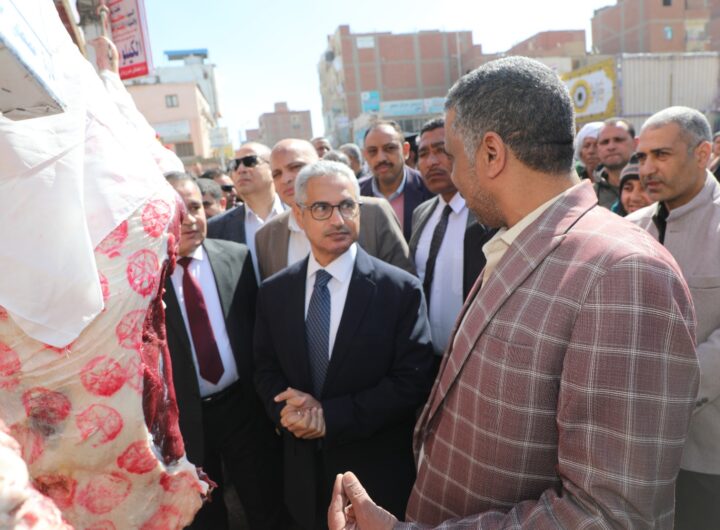 محافظ بني سويف يتفقد معرض "أهلاً رمضان" ومبادرة (سوق اليوم الواحد) باهناسيا