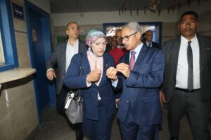 محافظ بني سويف يزور المستشفى الجامعي لمتابعة تداعيات حادث الطريق الشرقي 