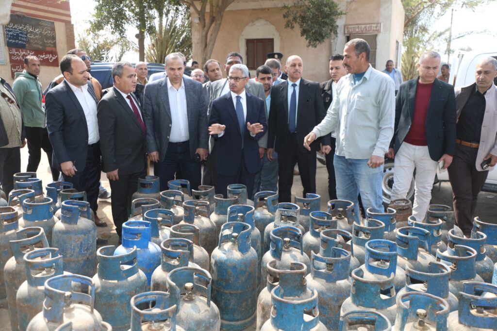 محافظ بني سويف يوجه بتكثيف المرور على مستودعات البوتاجاز 