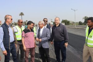 محافظ بني سويف يتابع بدء أعمال رصف طريق دمو/الفيوم ويؤكد استكمال خطة تطوير شبكة الطرق