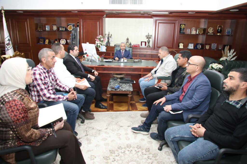 بينهم طريق "دمو " وكوبري الشاملة والواسطى.. محافظ بني سويف يوجه بتسريع العمل ووضع جدول زمني للتنفيذ