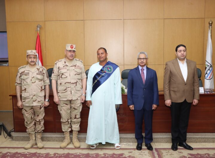 محافظ بني سويف ومدير جمعية المحاربين يُكرّمان عددا من أُسر شُهداء القوات المسلحة ومُصابي العمليات الحربية