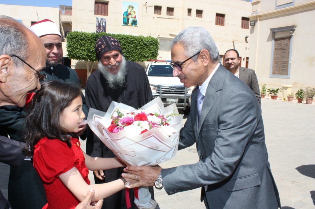 محافظ بني سويف يقدم التهاني بعيد القيامة المجيد لأبناء وقيادات المذاهب والطوائف المسيحية