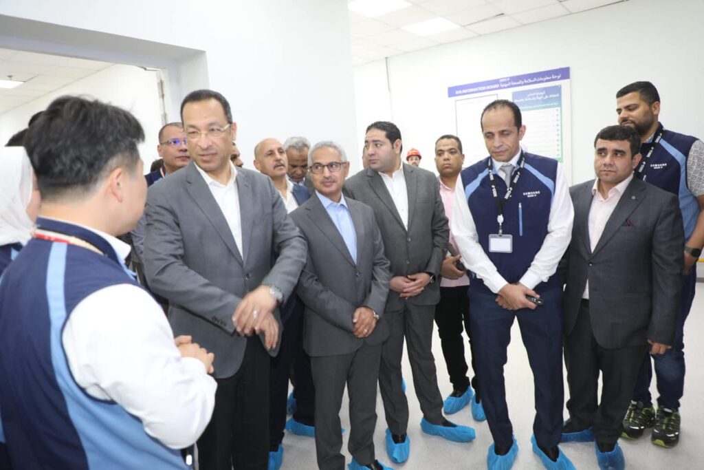 محافظ بني سويف يستقبل وزير الاتصالات في مستهل زيارته داخل مجمع مصانع شركة سامسونج 
