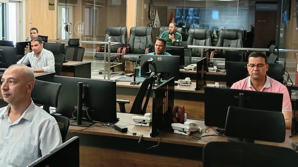 من مركز السيطرة..سكرتير عام بني سويف يتابع انتظام إزالة التعديات