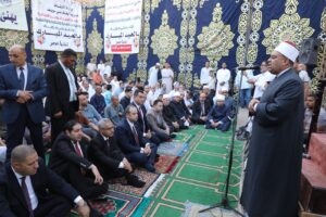 محافظ بني سويف يؤدي شعائر صلاة عيد الأضحى المبارك بساحة عمر بن عبد العزيز.. ويهنئ الأهالي وقيادات المحافظة بالعيد