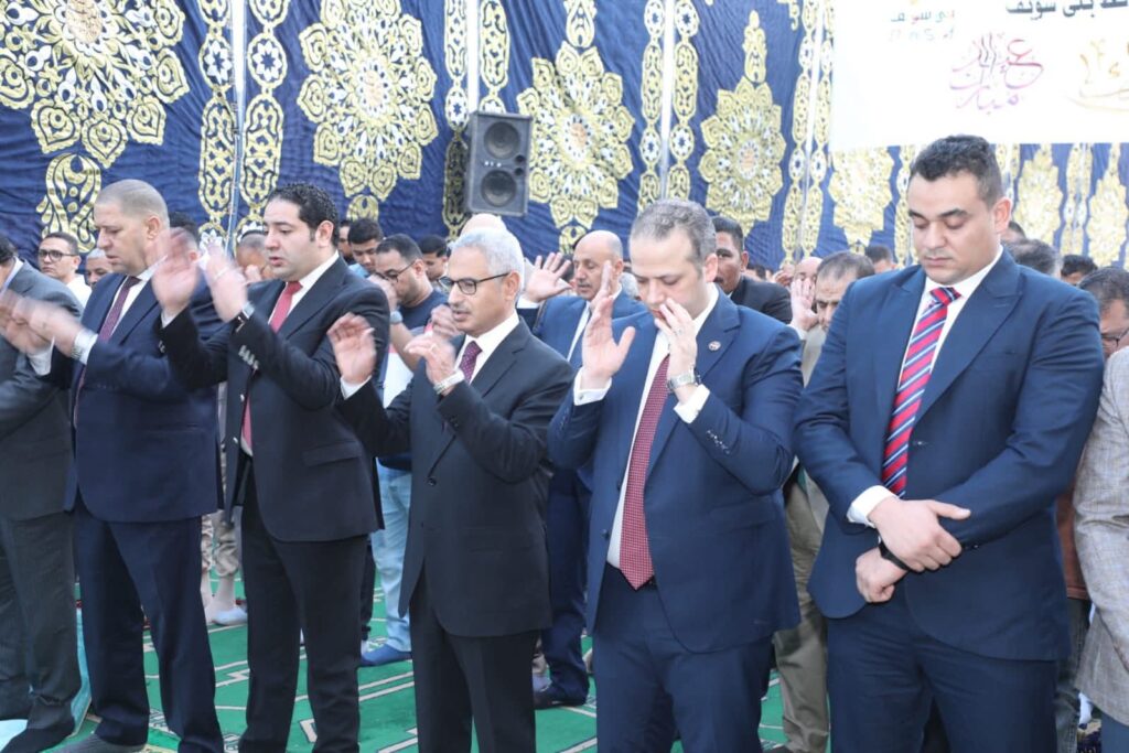محافظ بني سويف يؤدي شعائر صلاة عيد الأضحى المبارك بساحة عمر بن عبد العزيز.. ويهنئ الأهالي وقيادات المحافظة بالعيد