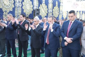محافظ بني سويف يؤدي شعائر صلاة عيد الأضحى المبارك بساحة عمر بن عبد العزيز.. ويهنئ الأهالي وقيادات المحافظة بالعيد