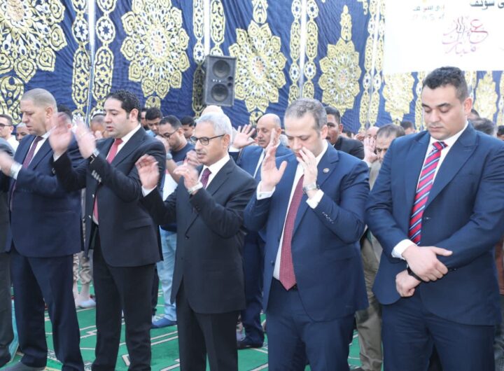 محافظ بني سويف يؤدي شعائر صلاة عيد الأضحى المبارك بساحة عمر بن عبد العزيز.. ويهنئ الأهالي وقيادات المحافظة بالعيد