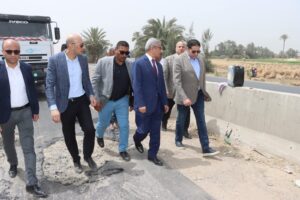 محافظ بني سويف يتابع أعمال رصف وتطوير طريق دمو الحيوي