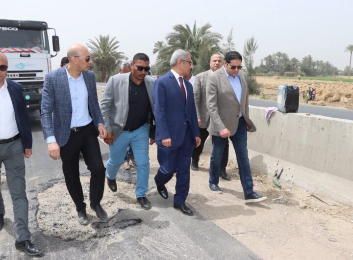محافظ بني سويف يتابع أعمال رصف وتطوير طريق دمو الحيوي