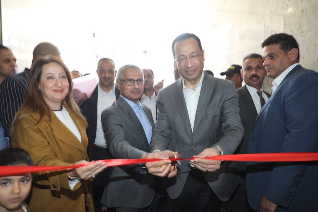 وزير الاتصالات ومحافظ بني سويف يفتتحان مكتب البريد العمومي بشارع عبد السلام عارف 