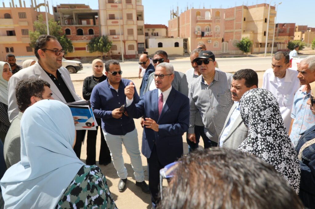 استجابةً لشكاوى عدد من المواطنين.. محافظ بني سويف يعاين ميدانيًا بعض المشكلات بعدد من الوحدات السكنية بمناطق الإسكان الاجتماعي