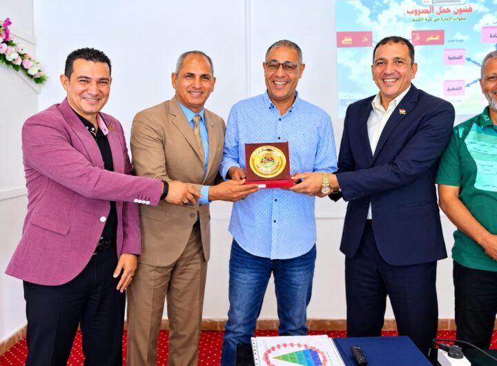 تقديرًا للإنجازات.. اتحاد الكرة ببني سويف يكرم رئيس نادي الشبان المسلمين