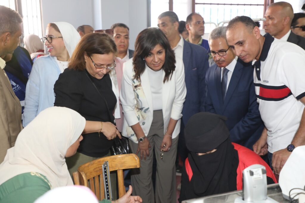 محافظ بني سويف والسفيرة نبيلة مكرم يتفقدان القافلة الشاملة للتحالف الوطني ضمن المرحلة الثالثة من حملة «إيد واحدة»