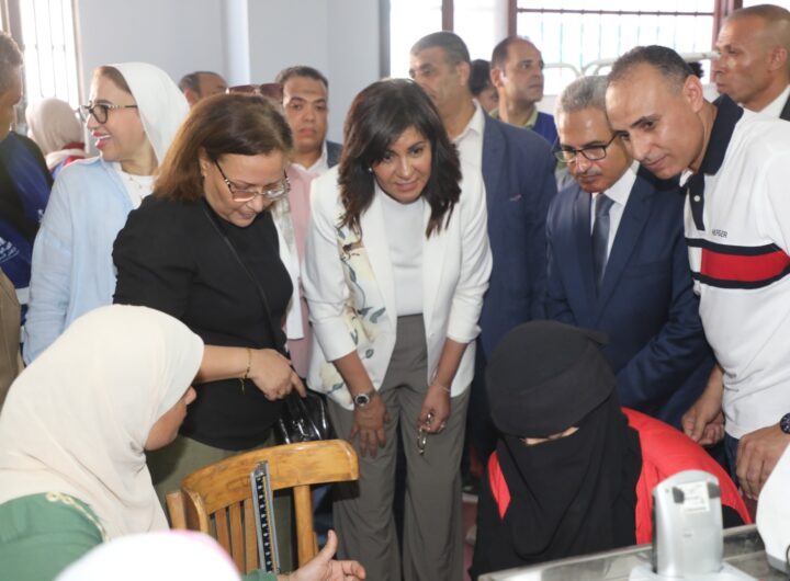 محافظ بني سويف والسفيرة نبيلة مكرم يتفقدان القافلة الشاملة للتحالف الوطني ضمن المرحلة الثالثة من حملة «إيد واحدة»